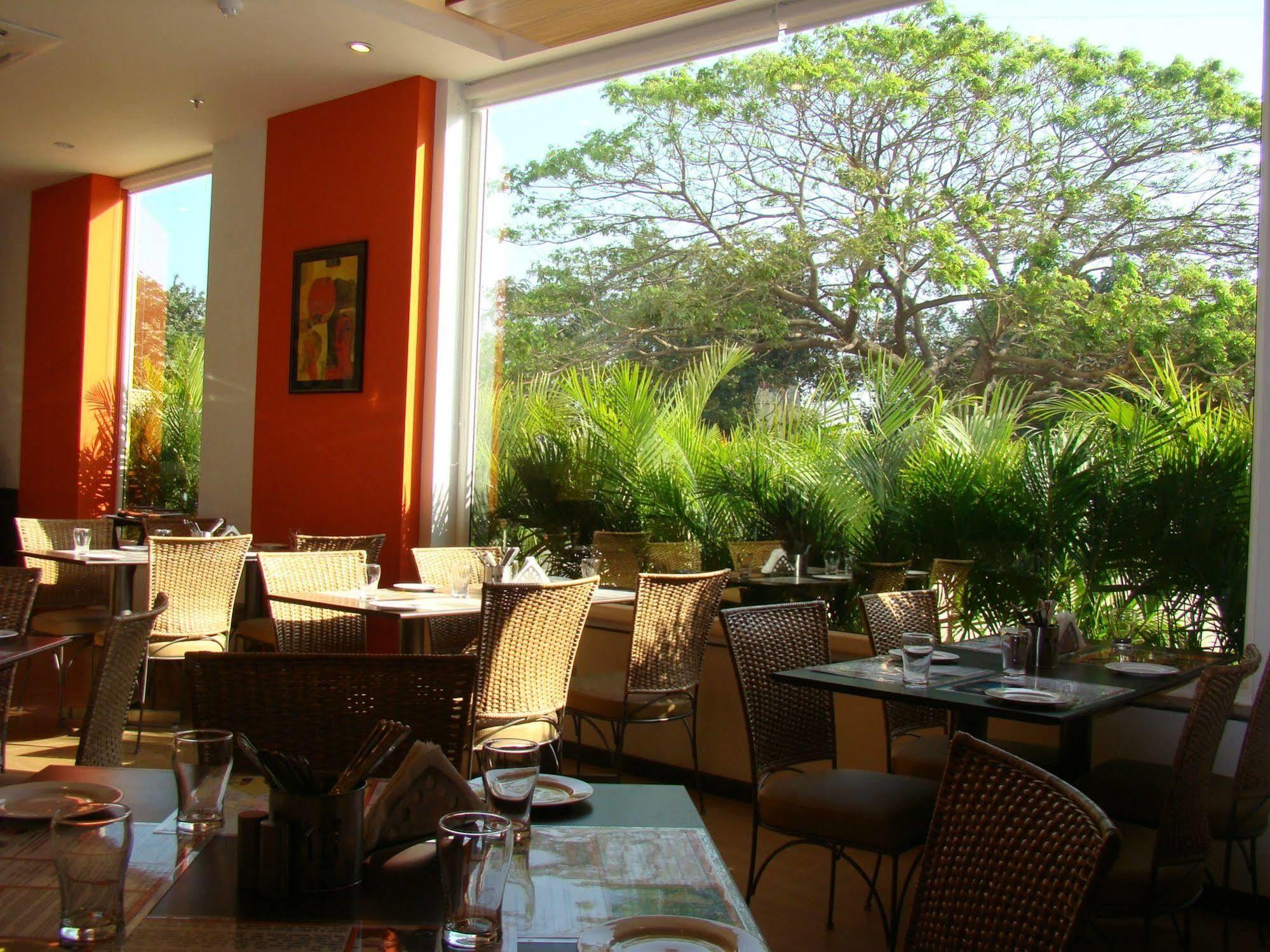 Lemon Tree Hotel Chennai Restaurante foto